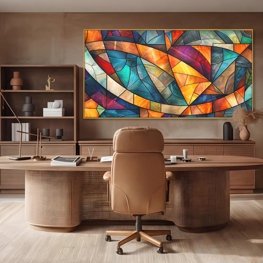 Tablou canvas cu tablou canvas cu mozaic geometric colorat, in rama de aluminiu auriu, pe perete intr-un birou